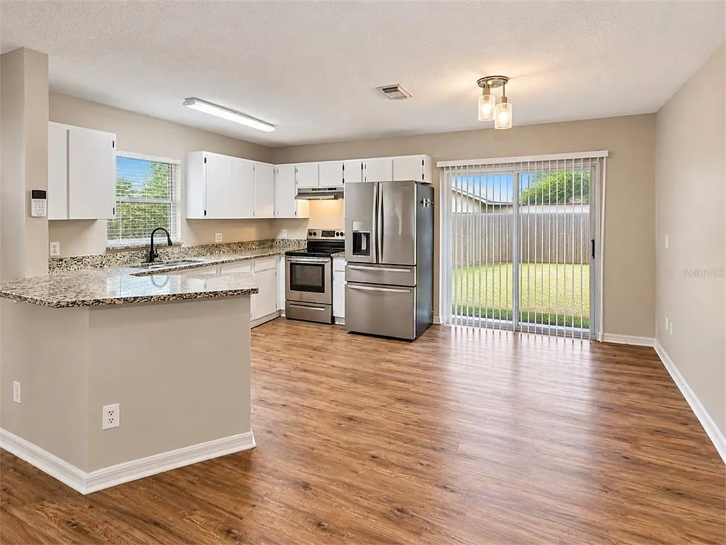3 bed, 2.0 bath, 1200 sqft, $1,890 — Photo 2