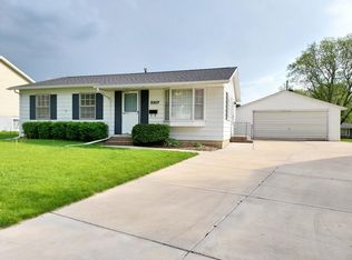 2307 Pinehurst Dr, Bettendorf, IA 52722