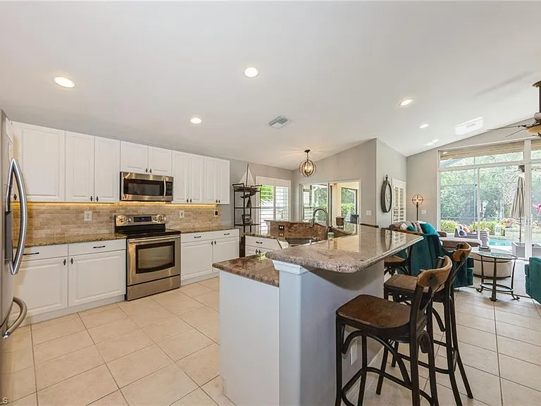 2438 Butterfly Palm Dr — Photo 6
