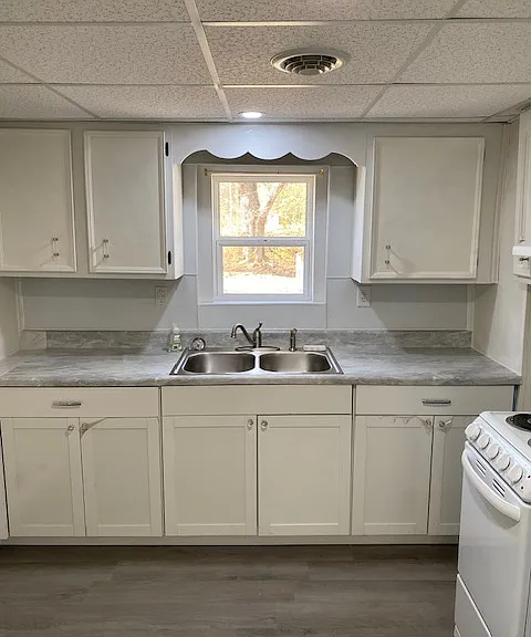 1129 Manor Ave — Photo 1