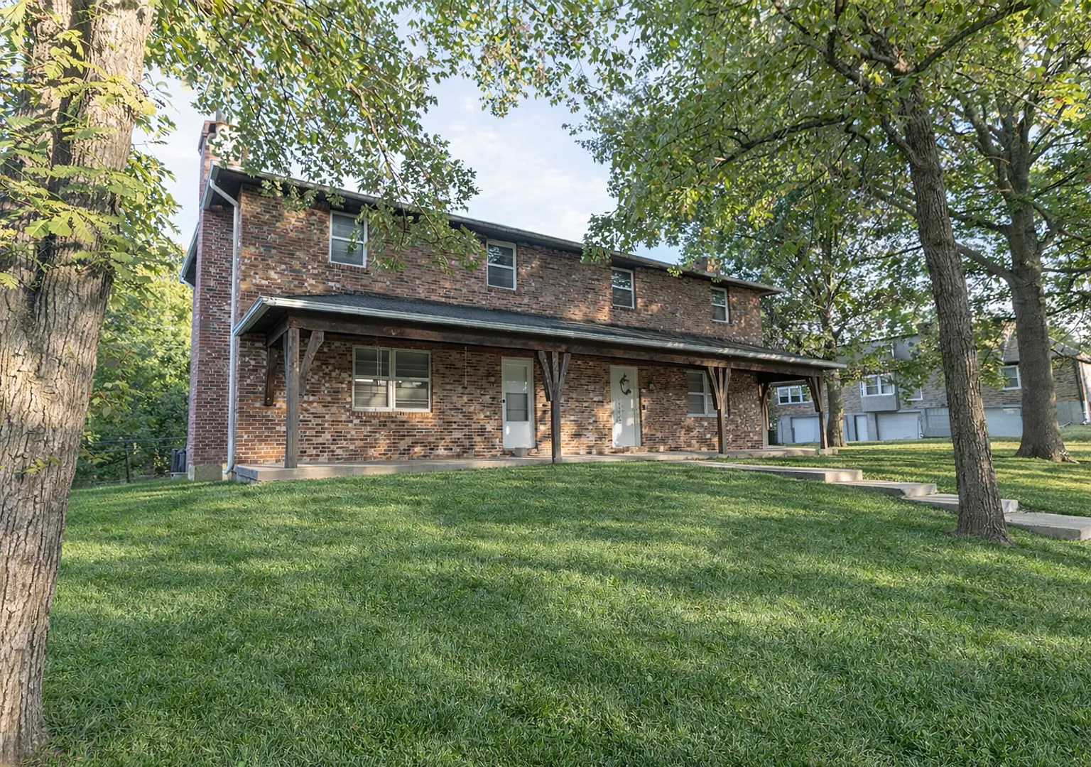 Southern Columbia Duplex (Two Car Garage) — Photo 2