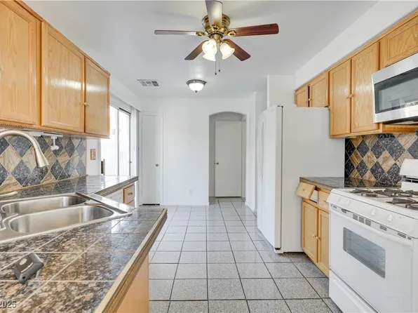 10082 Swimming Hole St, Las Vegas, NV 89183