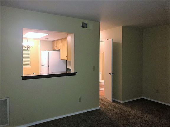 4th image of 2536 Siskiyou Blvd