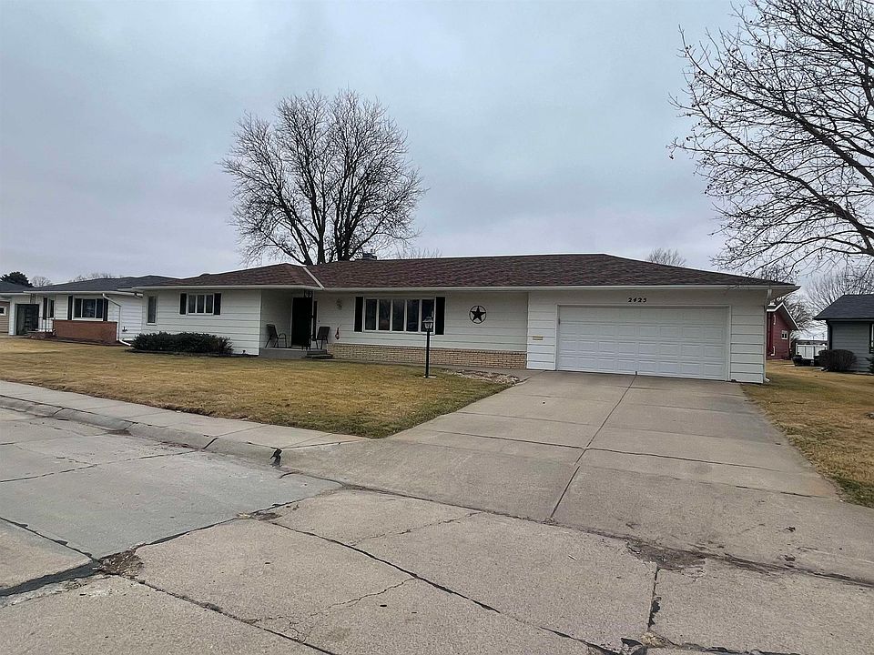 1st image of 2425 Grand Crescent Dr