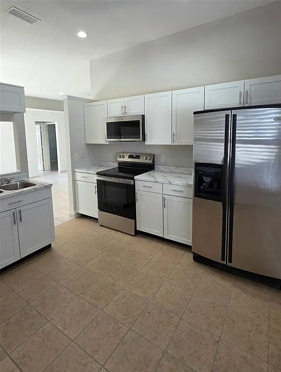 3 bed, 2.0 bath, 1153 sqft, $2,390 — Photo 3