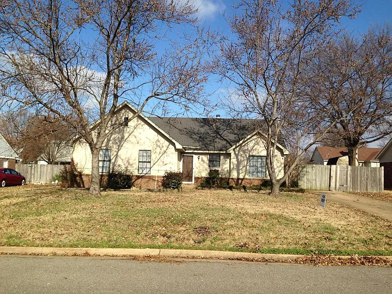 720 Clarington Dr — Photo 1
