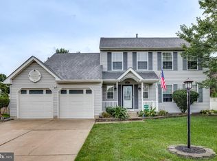 28 Sweetbriar Dr, Sicklerville, NJ 08081
