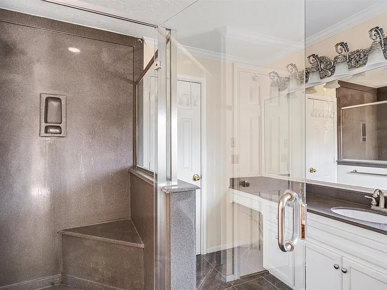 2630 Lakeway Dr — Photo 18