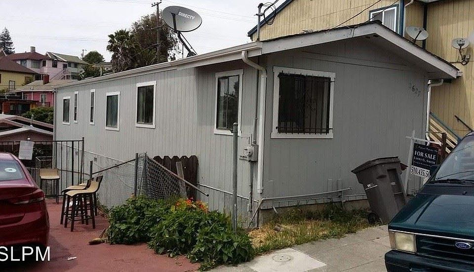 2nd image of 2627 Inyo Ave