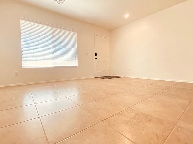 3 bed 2 bath with heated pool — Photo 2