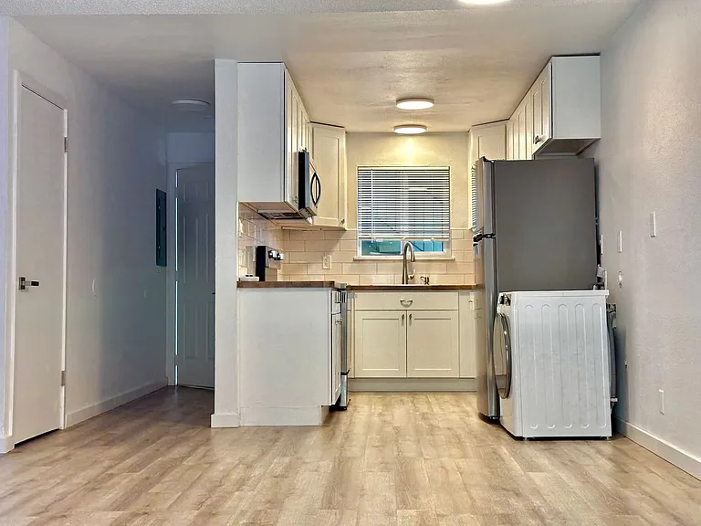 Park Plaza Apartments — Photo 9