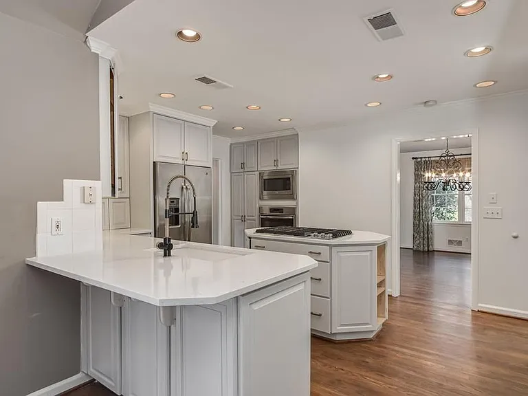 4601 Club Cir NE — Photo 32
