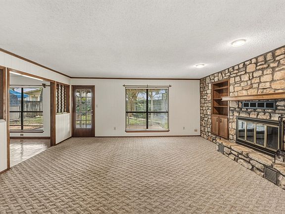 4th image of 1303 Creekview Dr