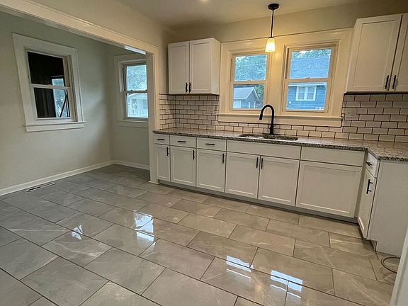 5th image of 146 N Oakley Ave