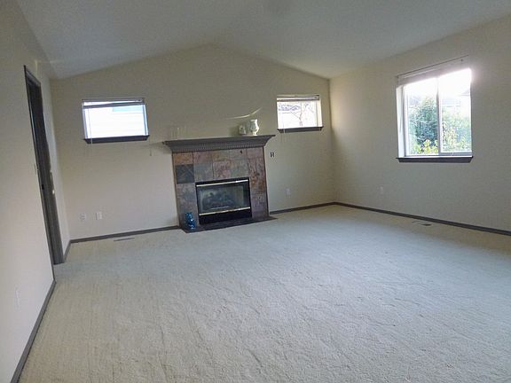 Lg master W/fireplace