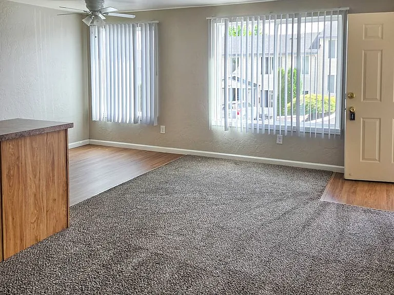 Apartment in West Salem near banks, shopping areas, bus lines, and downtown! ~ Colonial — Photo 26