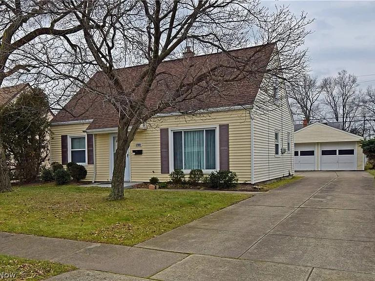 27050 Drakefield Ave — Photo 2