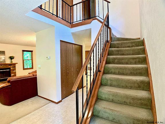 3rd image of 224 Woodscape Dr