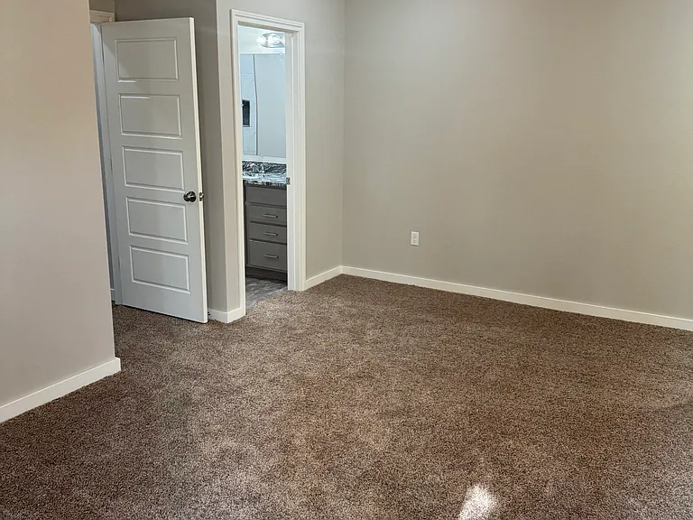 409 10th Ave — Photo 14