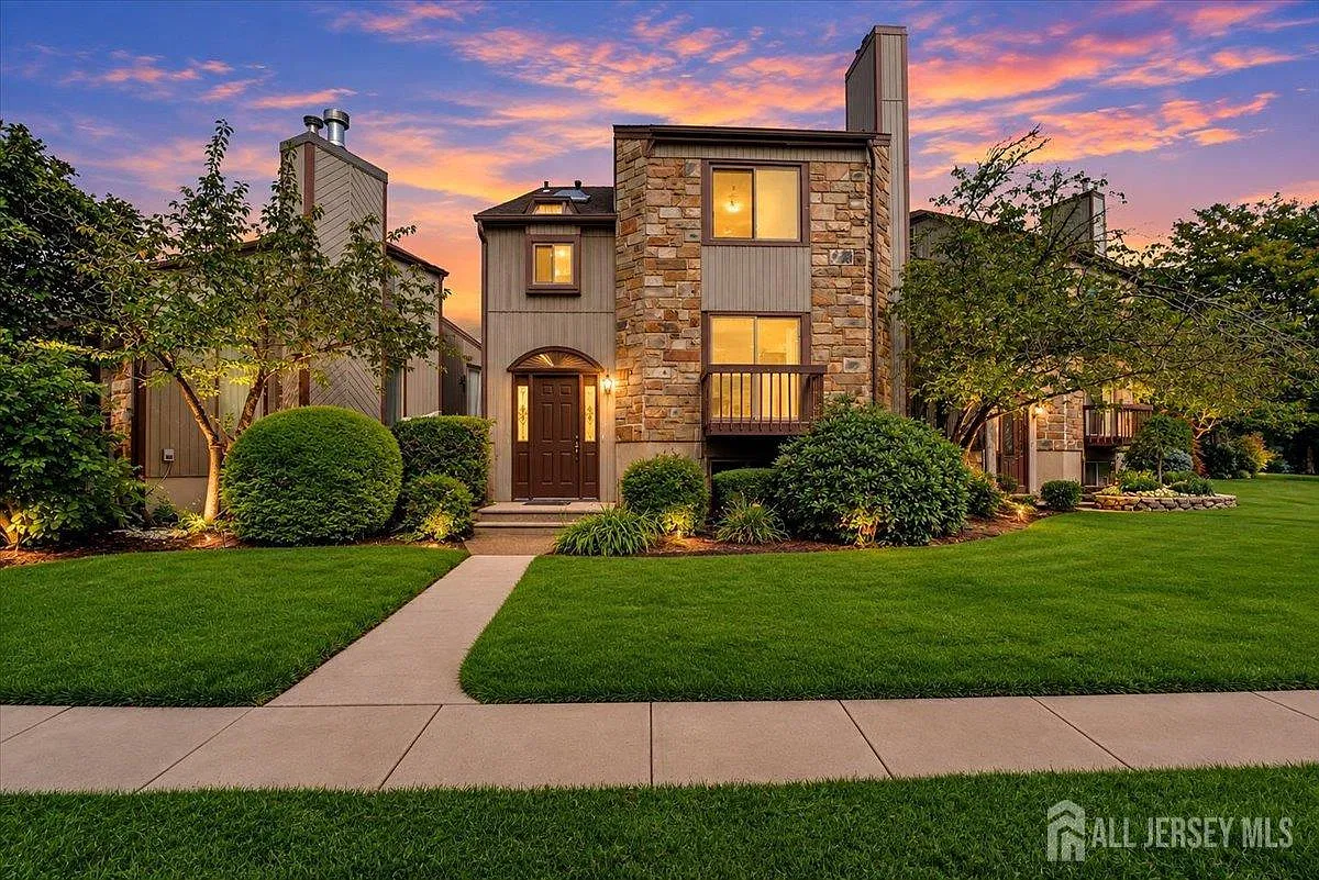 3 bed, 2.5 bath, 1596 sqft, $3,900 — Photo 2