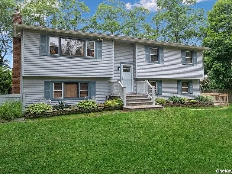 136 Woodhull Rd #B — Photo 1
