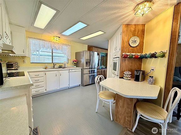 3rd image of 2106 Alonda Ln NE