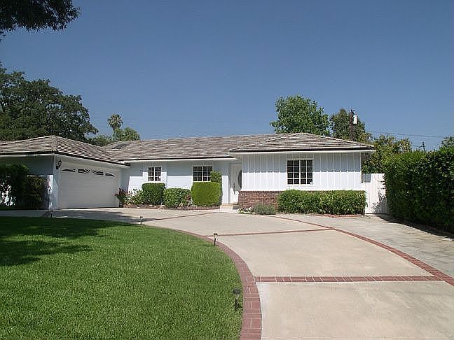 eautiful Remodeled Home! Located in Desirable Highland Oaks Area of North Arca