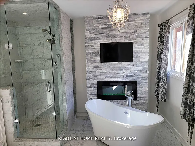 1080 Glenashton Dr #UPPER — Photo 24