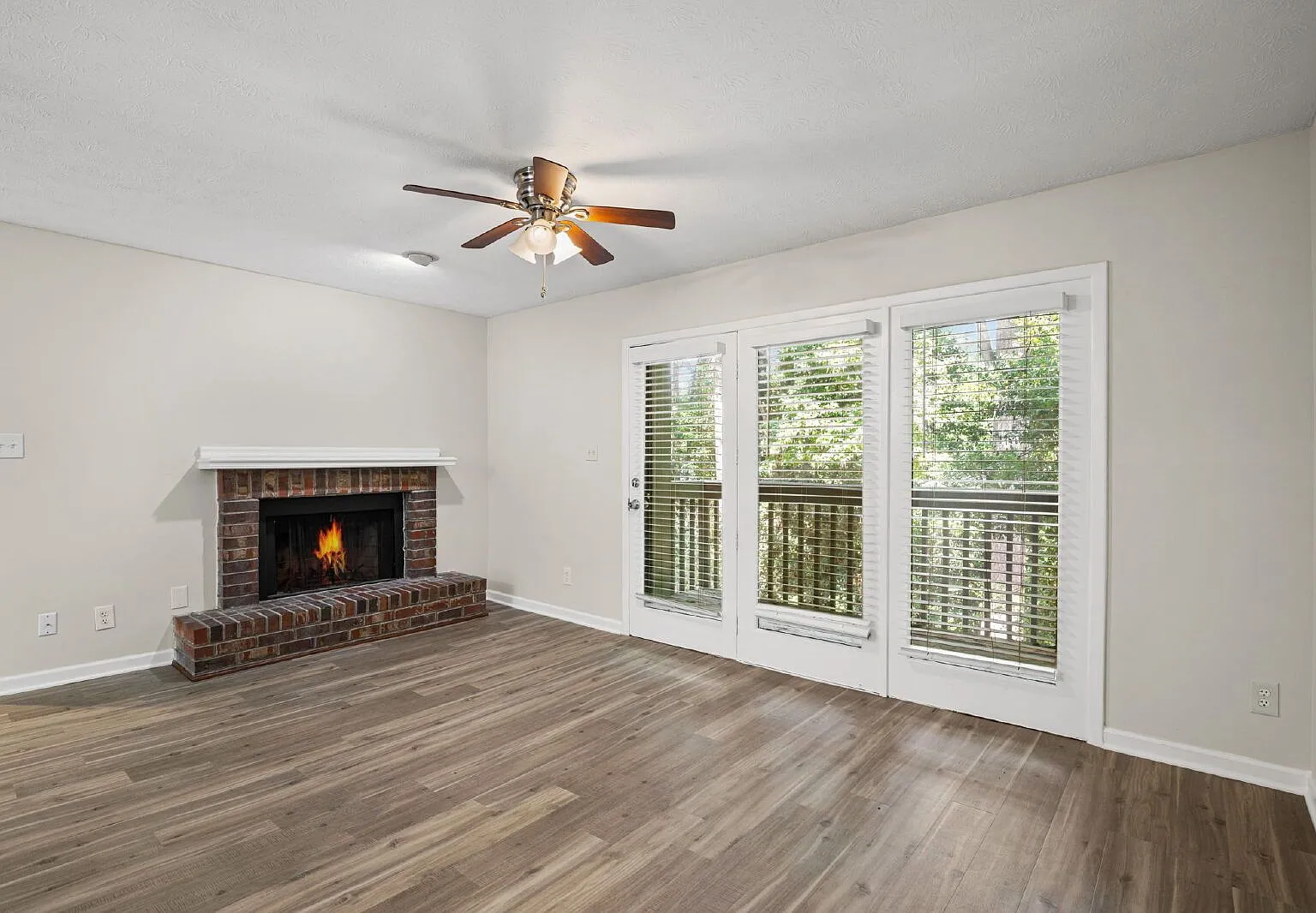 3 bed, 2.0 bath, 1346 sqft, $2,400 — Photo 4