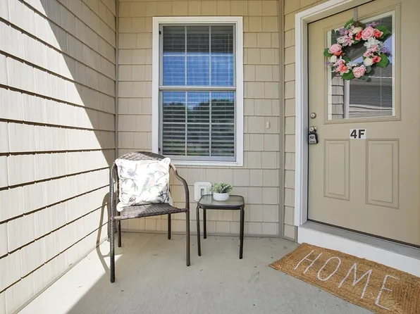 4 Maple View Ln #F, Agawam, MA 01001