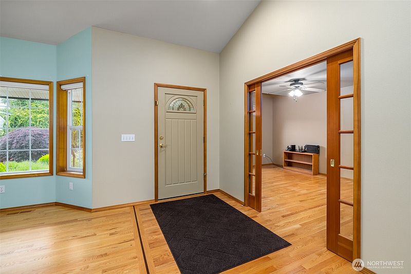 4th image of 22736 Buchanan Street