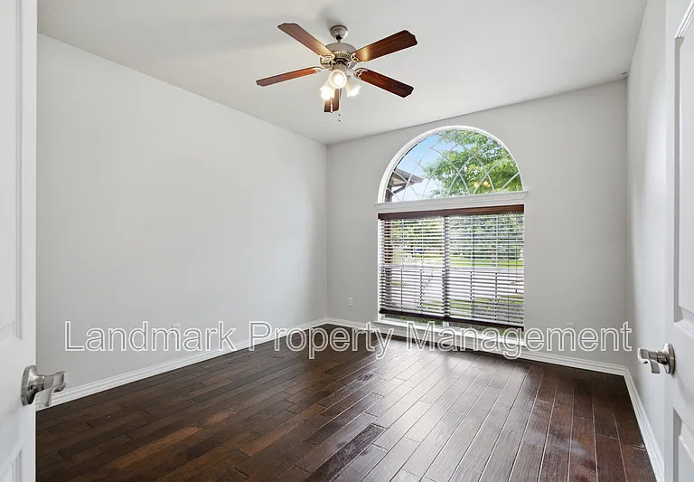 2115 Lexington Dr — Photo 7