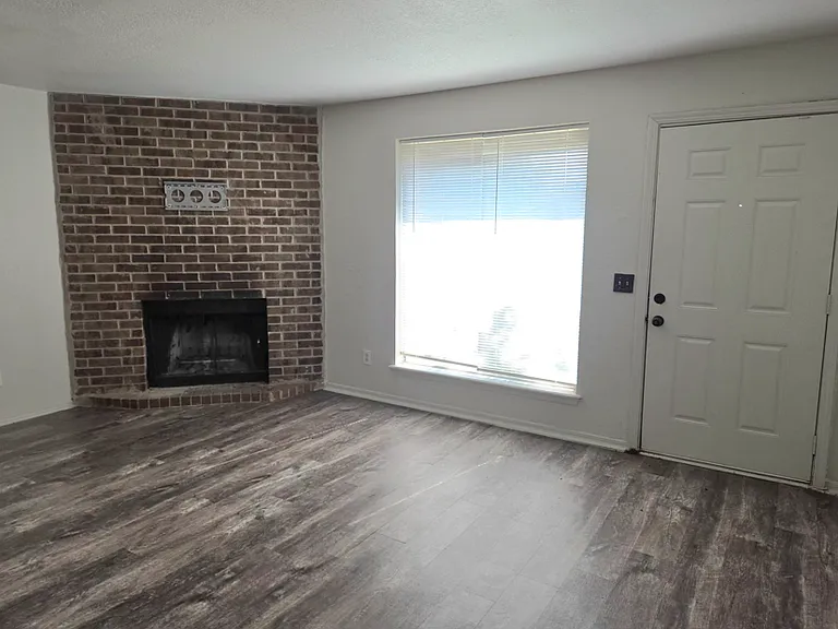 1301 Eastgate Dr — Photo 4