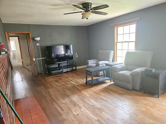 2nd image of 606 Maple Ln