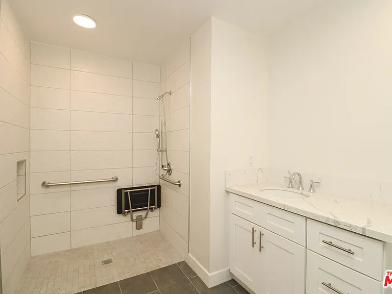 2739 S Budlong Ave — Photo 28