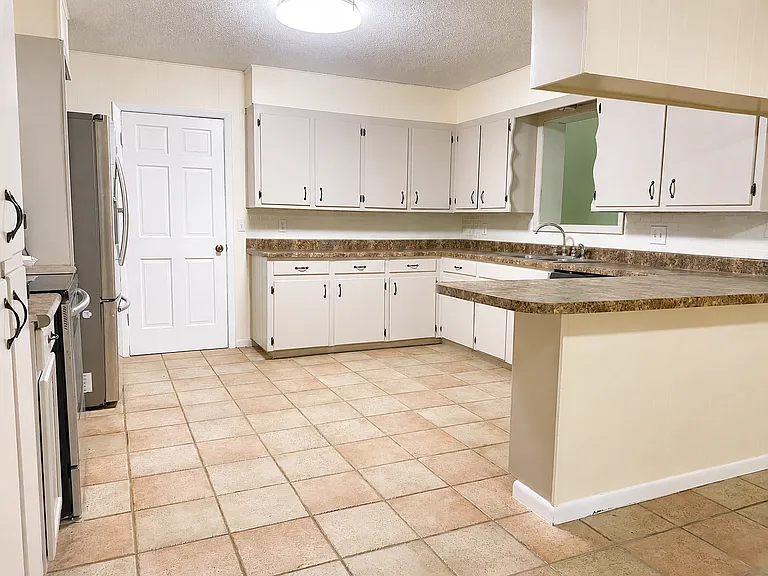 Large Kitchen with Stainless Steal Applicances