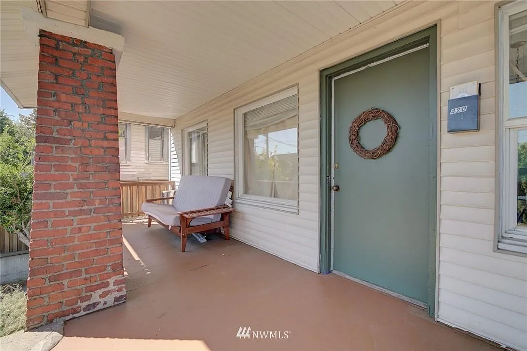 420 NE 43rd St — Photo 2