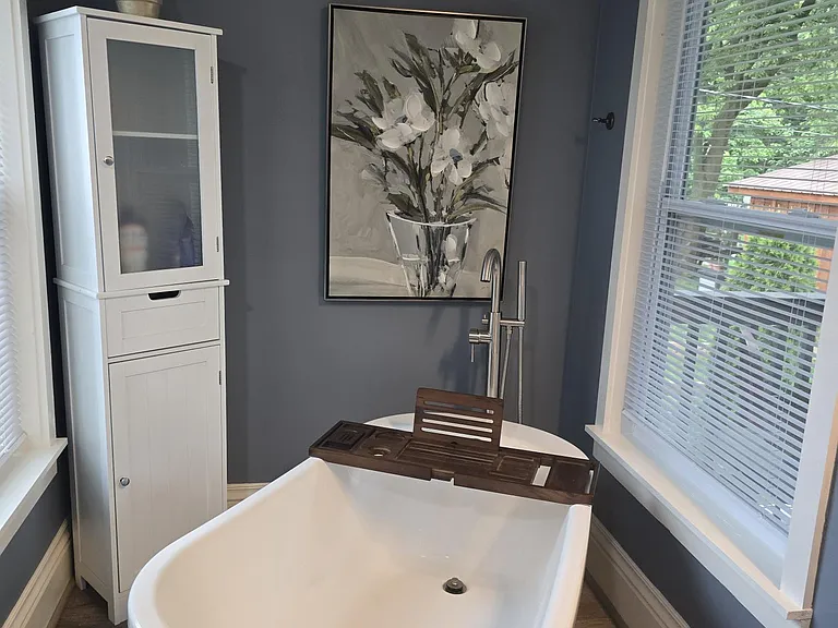 Soaking tub cove.