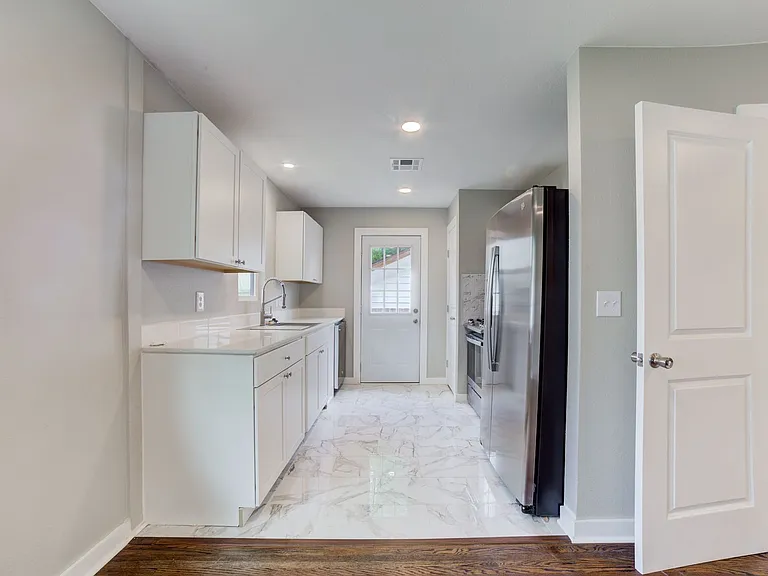 2319 E 13th St — Photo 2