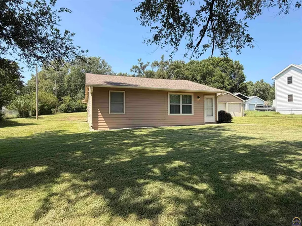 6129 NW Rochester Rd, Topeka, KS 66617