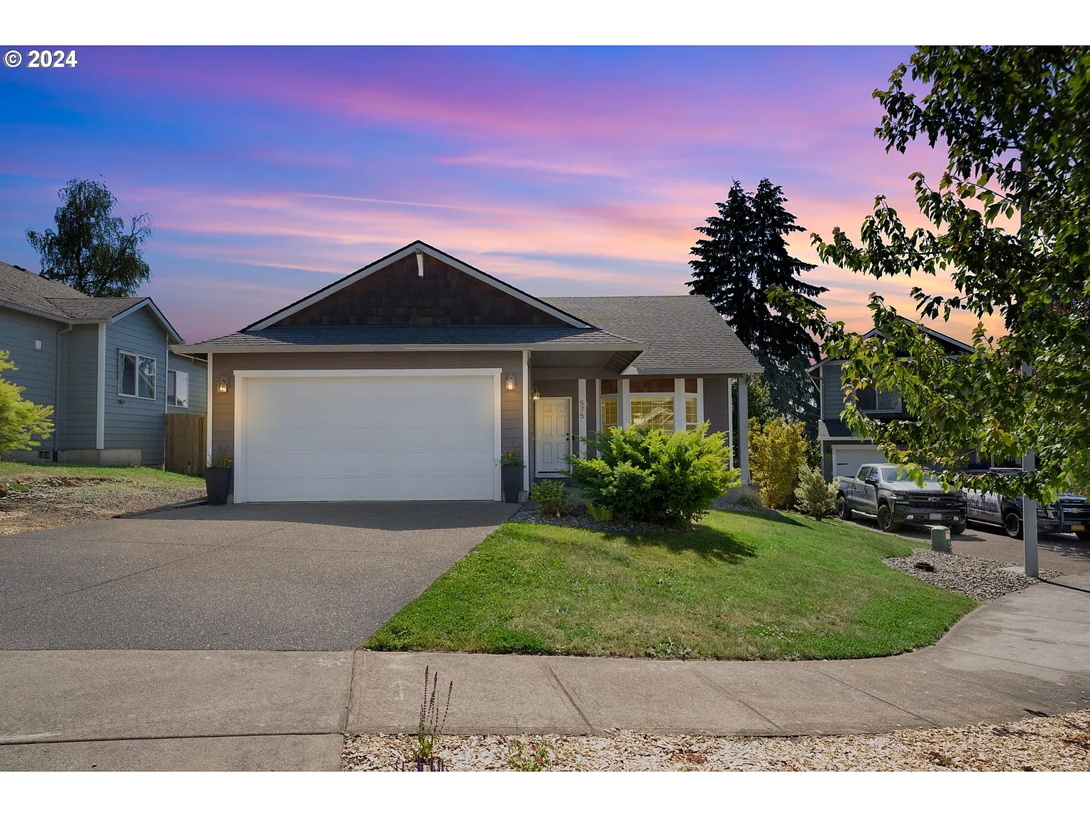 575 NE Caden Ct photo 1