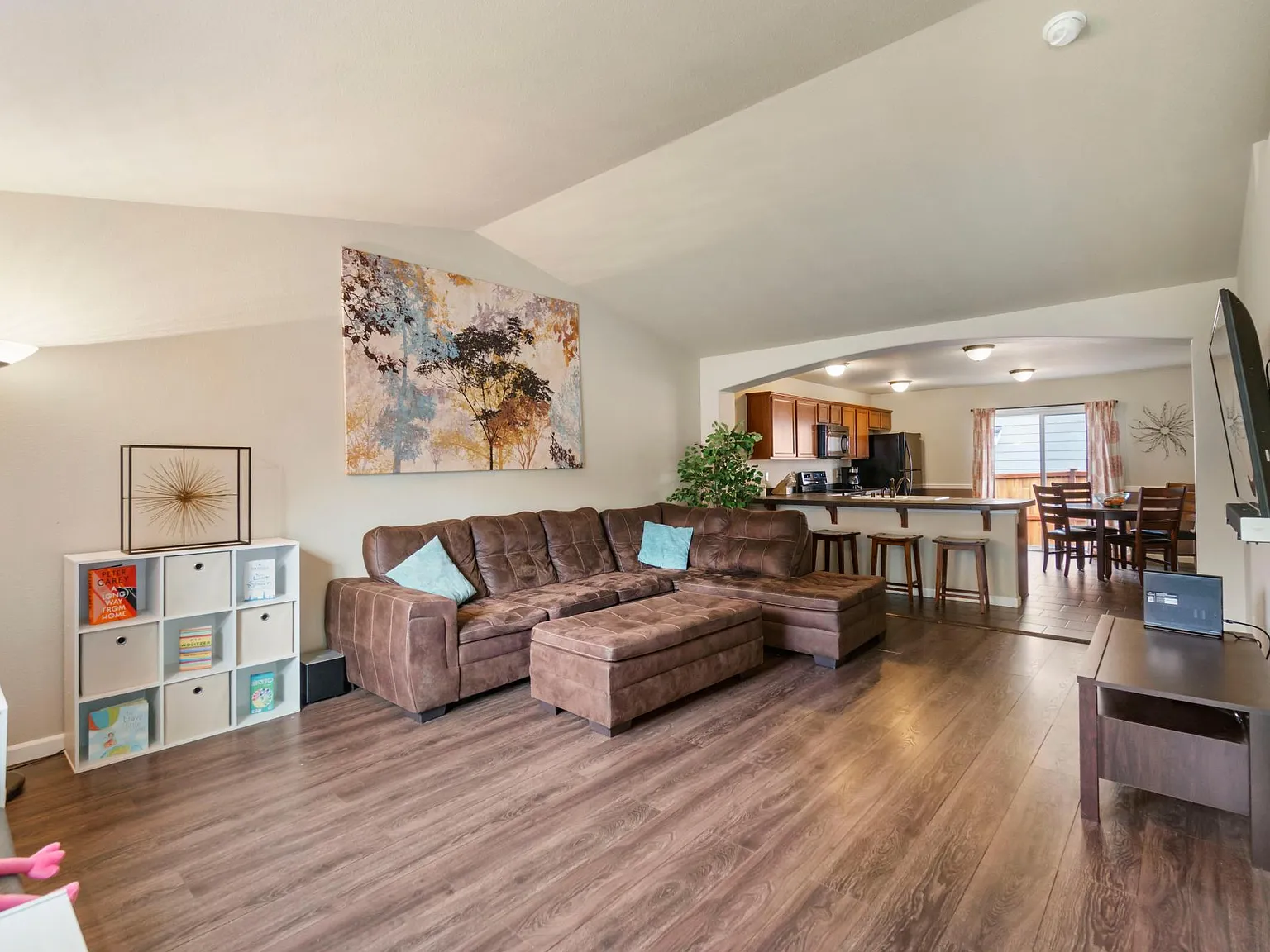 3 bed, 1200 sqft, $4,500 — Photo 2