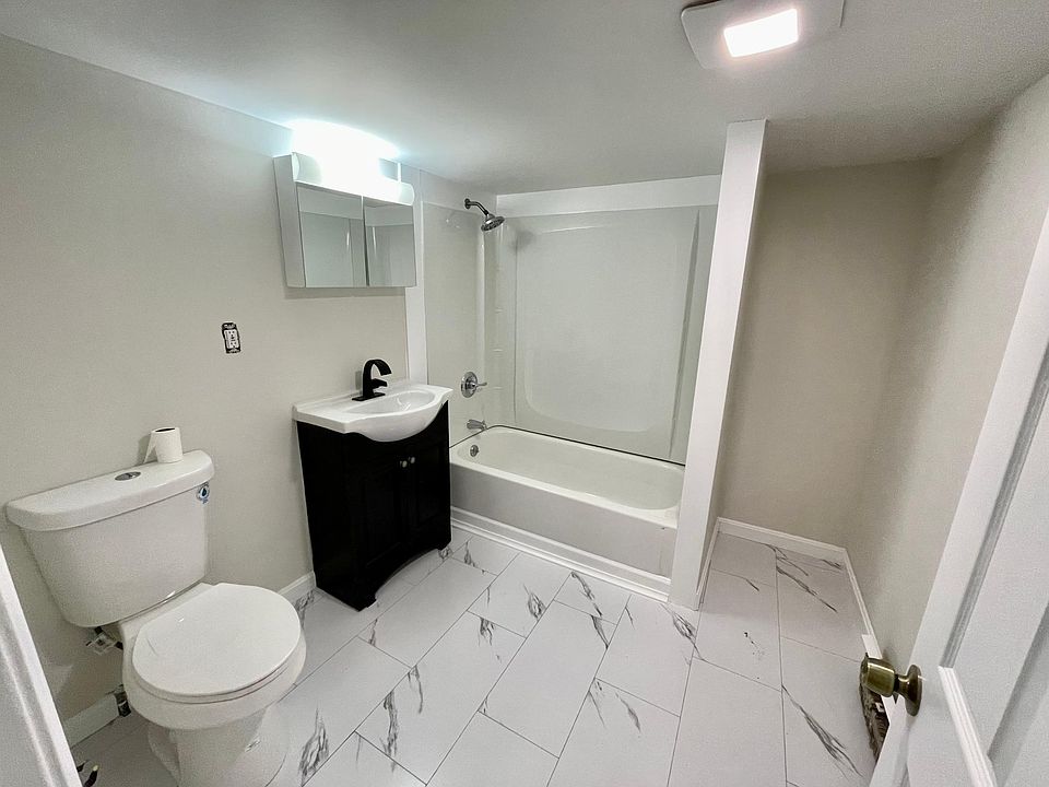 Bathroom 1, 1st floor