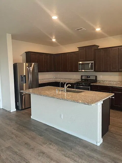 4 bed, 2.5 bath, 2218 sqft, $2,300 — Photo 4