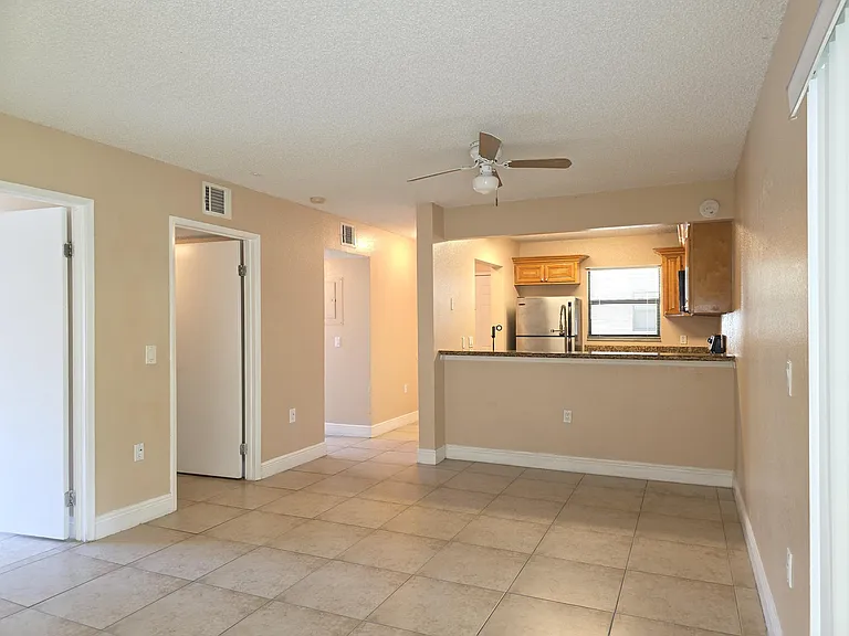 1542 Lake Crystal Dr #H — Photo 7