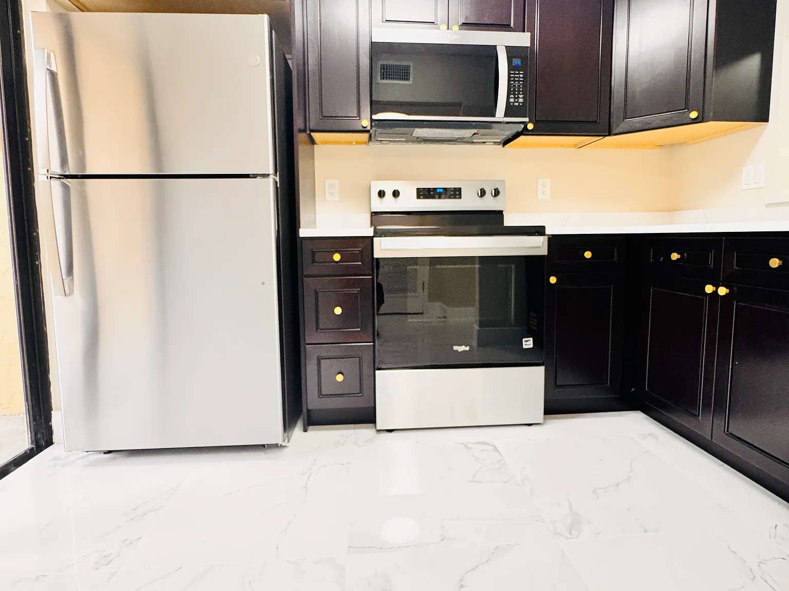 3 bed, 978 sqft, $3,500 — Photo 2