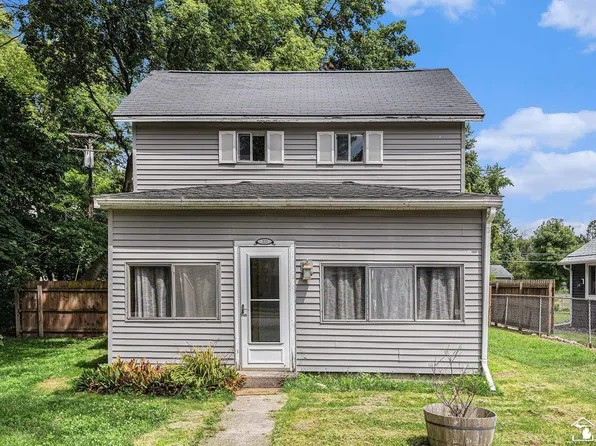 221 S Benjamin St, Fowlerville, MI 48836