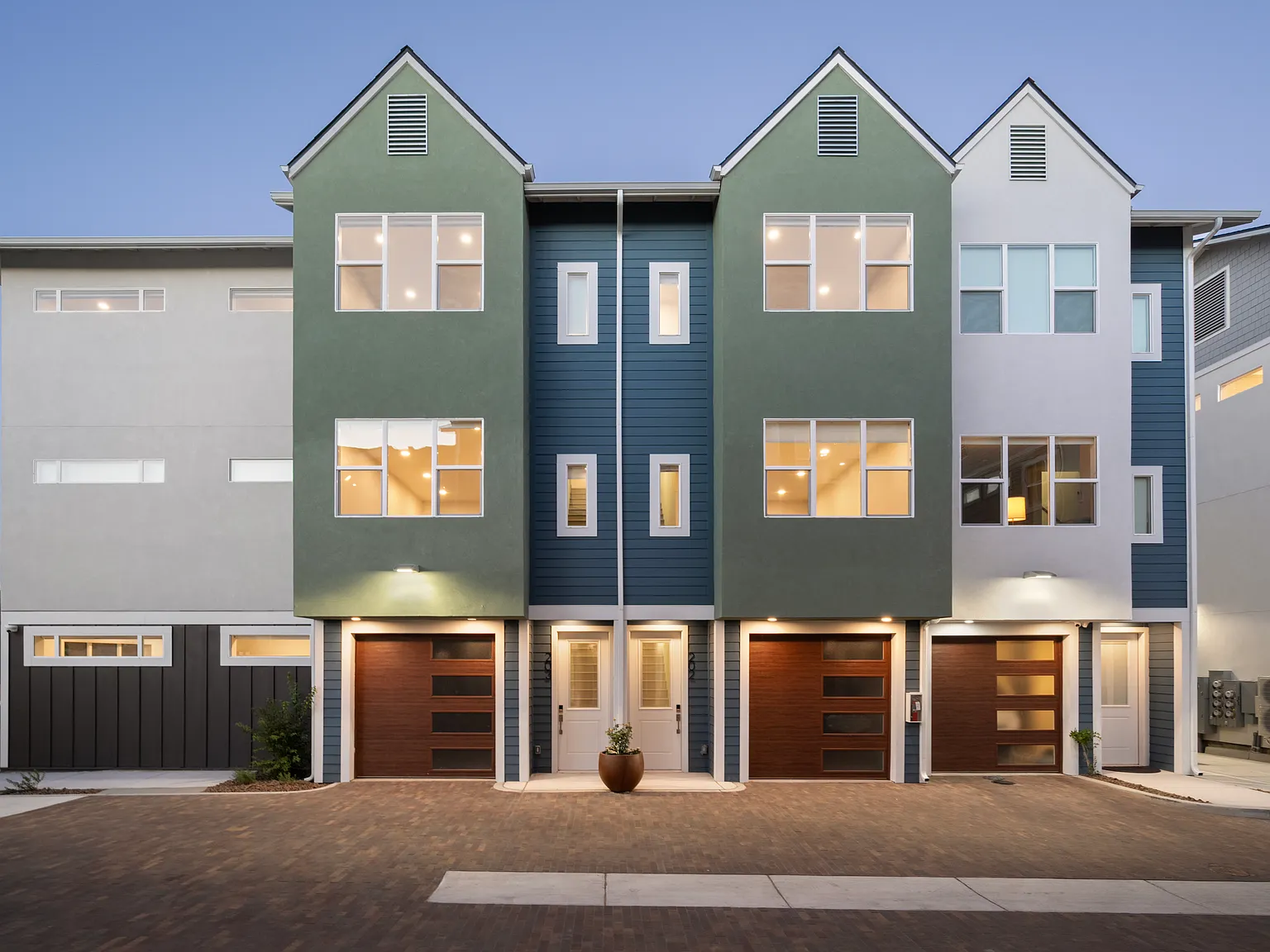 Grand Canyon Mews — Photo 1