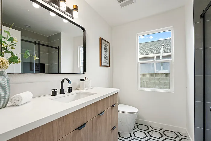 5308 S Victoria Ave — Photo 24