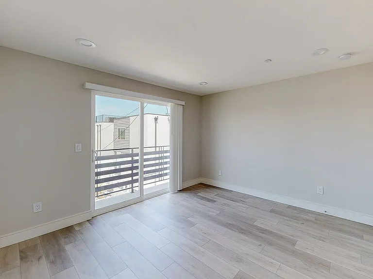 953 N Mariposa Ave #2 — Photo 22